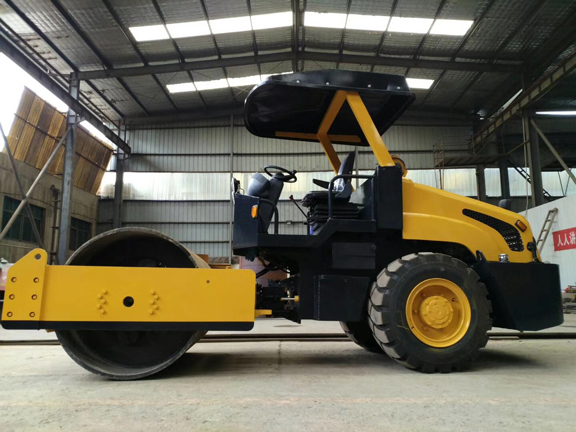 YZD8型8噸壓路機(jī)